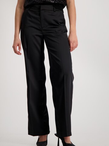 monari Regular Pleated Pants in Black: front