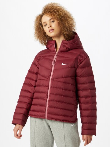 Nike Sportswear - Chaqueta de invierno en rojo: frente