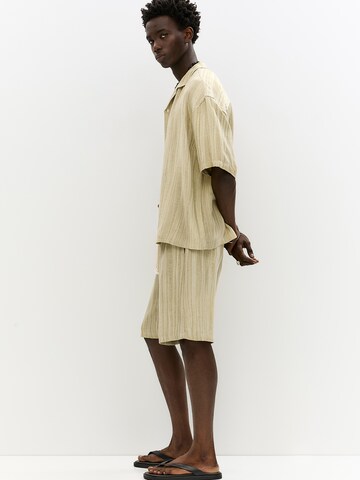 Pull&Bear Loosefit Shorts in Grün