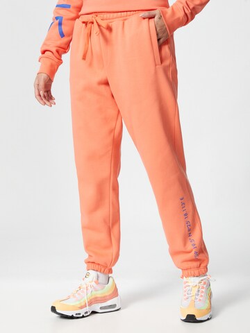Loosefit Pantaloni 'Code' di ABOUT YOU x Mero in arancione
