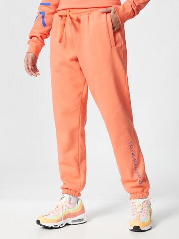 ABOUT YOU x Mero Loosefit Broek 'Code' in Oranje