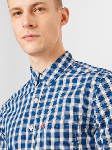 LEVI'S ® Klasický střih Košile 'Classic Fit Pocket Tee Slim' – modrá