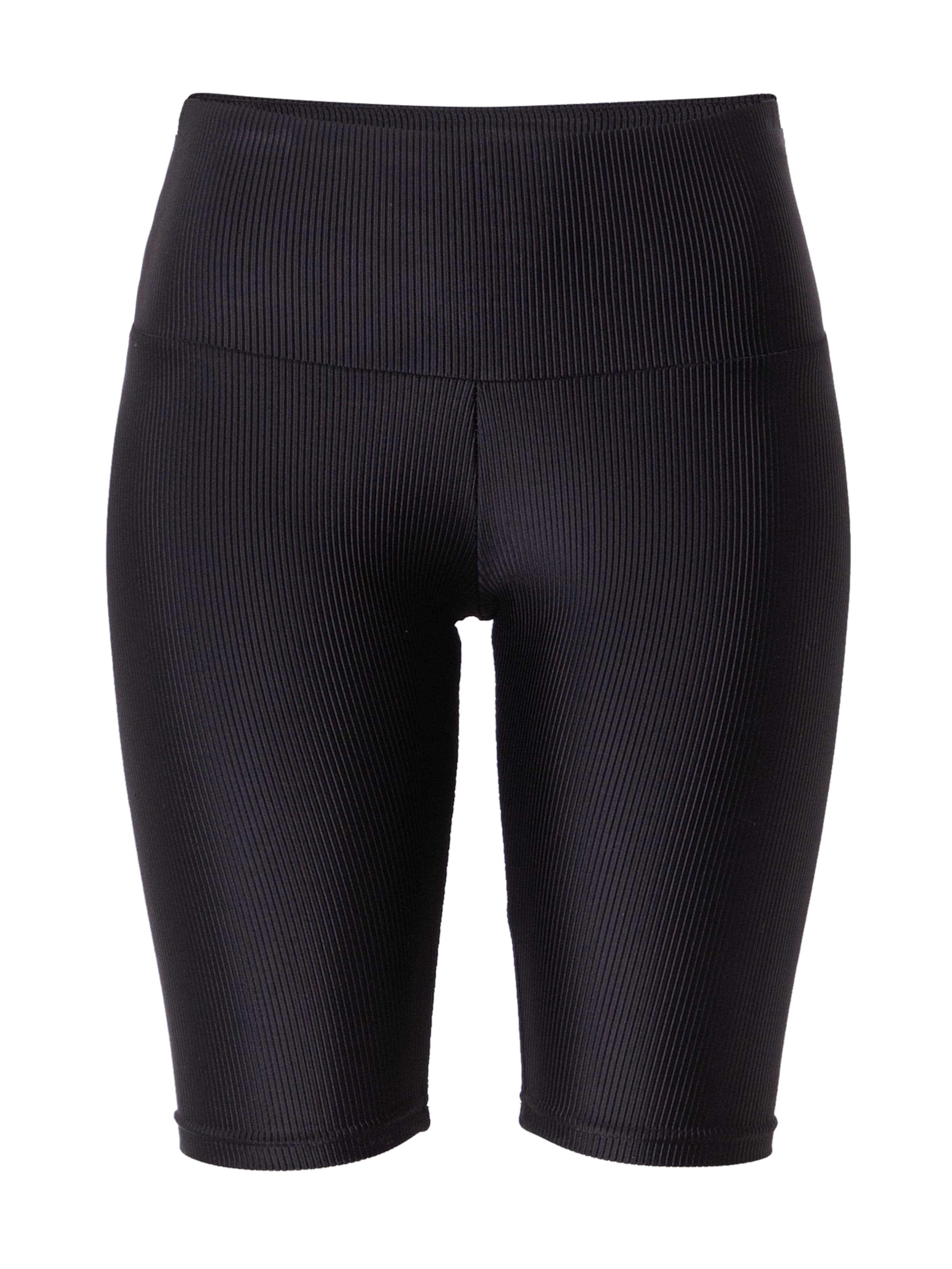 Urban Classics Skinny Shorts in Schwarz: Vorderseite