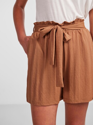 PIECES Regular Shorts 'LINDA' in Braun