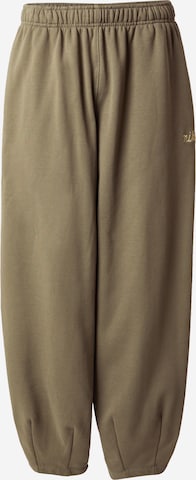 Nike SportswearTapered Hlače 'CLUB' - zelena boja: prednji dio