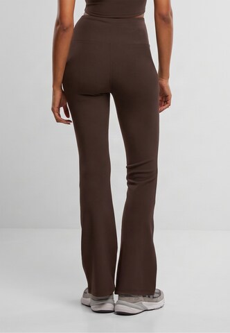 Urban Classics - Flared Leggings em castanho