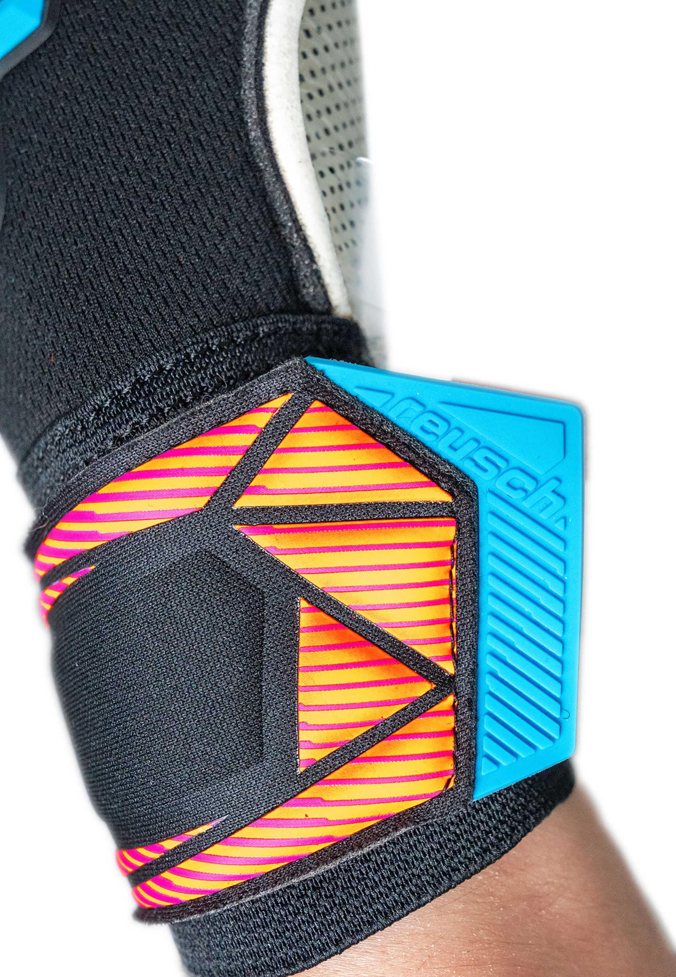 REUSCH Sporthandschoenen 'Attrakt Advance Evolution Glueprint' in Zwart