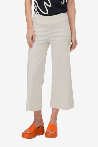 LAURASØN Flared Pants in White: front