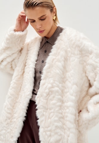 CESARE GASPARI Tussenmantel in Beige