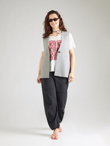 Tricou 'CARNEW BOOSTERY' de la ONLY Carmakoma pe alb