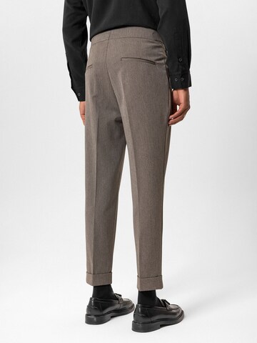 Tapered Pantaloni con pieghe di Antioch in marrone