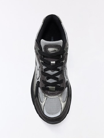 Sneaker low 'DEPORTIVO 29' de la Bershka pe negru
