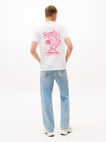 T-Shirt 'NOVELTY FAIR' Tommy Jeans en beige : devant