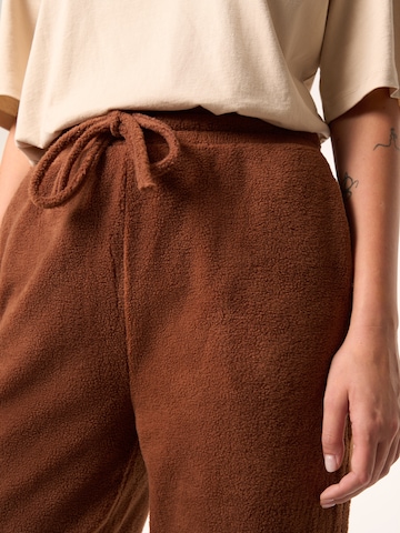 ABOUT YOU x Laura Giurcanu - Tapered Pantalón 'Holly' en marrón