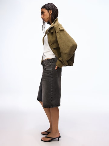 BershkaBaggy Traperice - crna boja