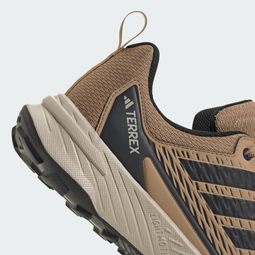 Chaussure basse 'Tracefinder 2' ADIDAS TERREX en marron