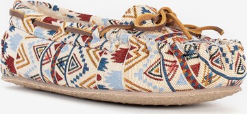 Minnetonka Slippers 'Cally' in Mixed colors