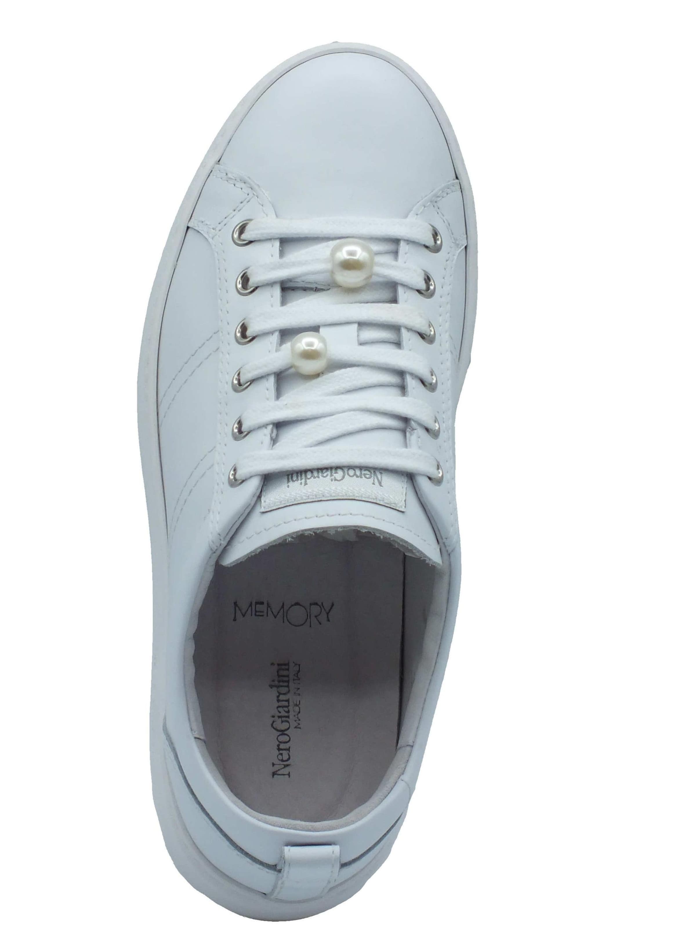 Baskets basses Nero Giardini en blanc
