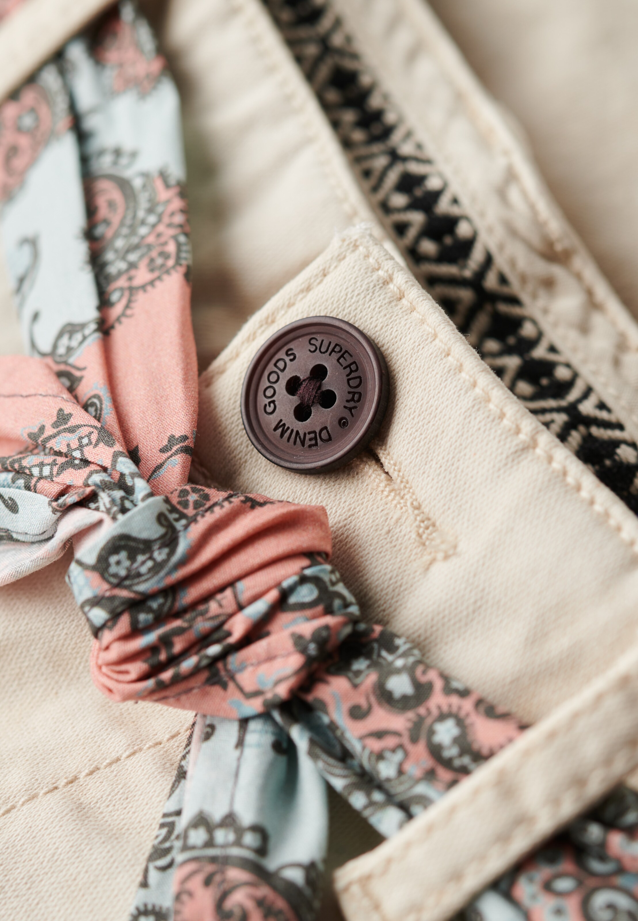 Superdry - Regular Calças chino em branco