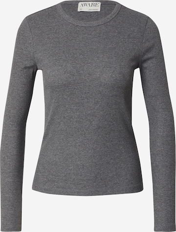 Aware - Camisa 'AWIRWINA' em cinzento: frente