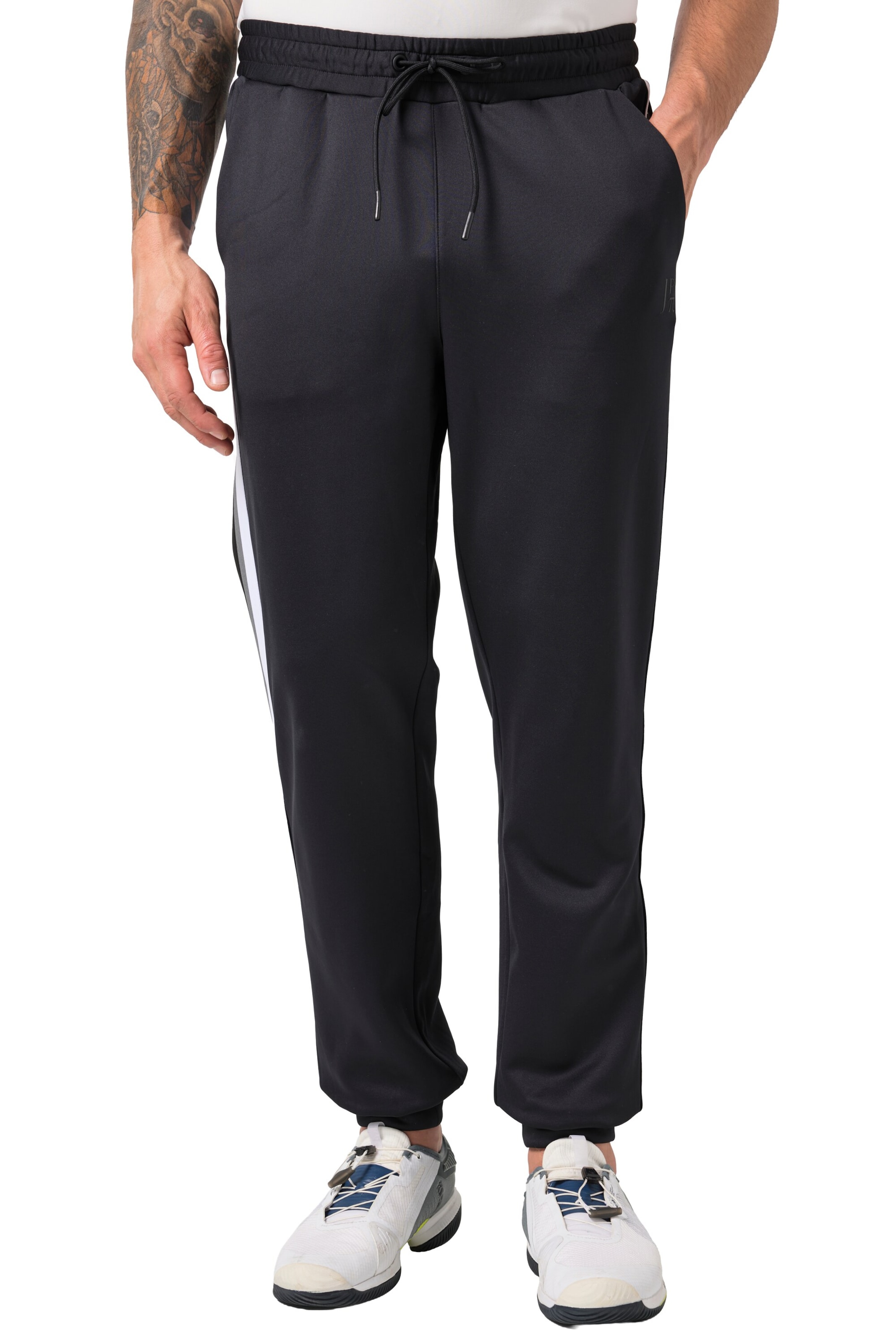 JAY-PI Tapered Sporthose in Schwarz: Vorderseite