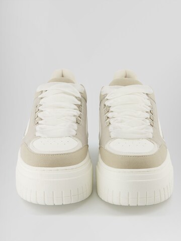 Bershka Sneakers in Beige