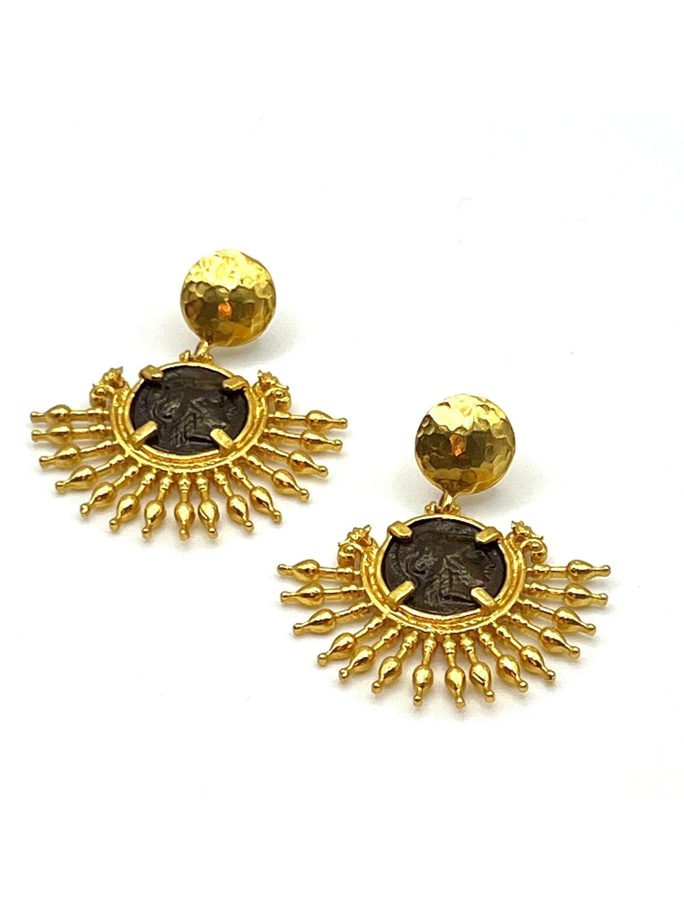 Les Reines Earrings 'The Ancient' in Gold: front