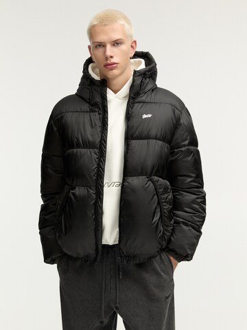 Pull&Bear Zimní bunda – černá: přední strana