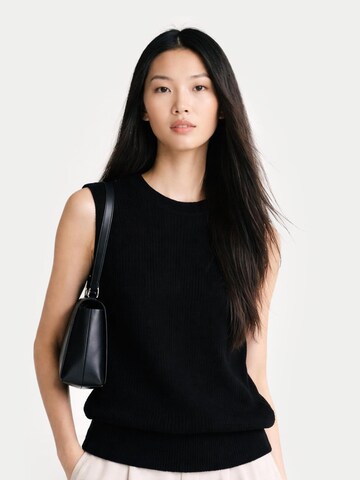 GOBI Cashmere Stickad väst 'Women's Timeless Cashmere Crewneck Vest' i svart: framsida