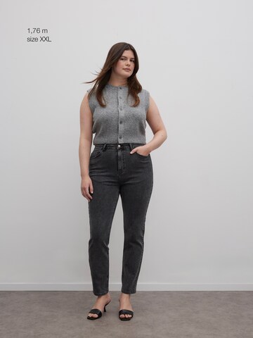 RÆRE by Lorena Rae Weste in Grau