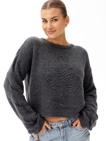 mandragora Sweater 'Vero' in Grey: front