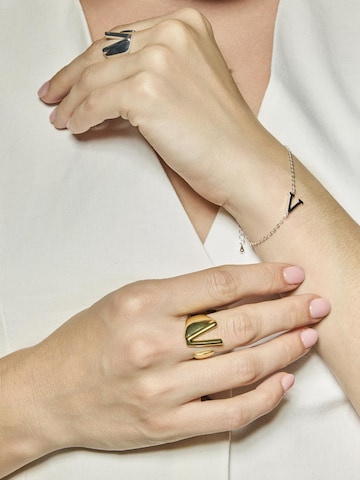 Luxenter Ring 'Alphabet  V' i gul