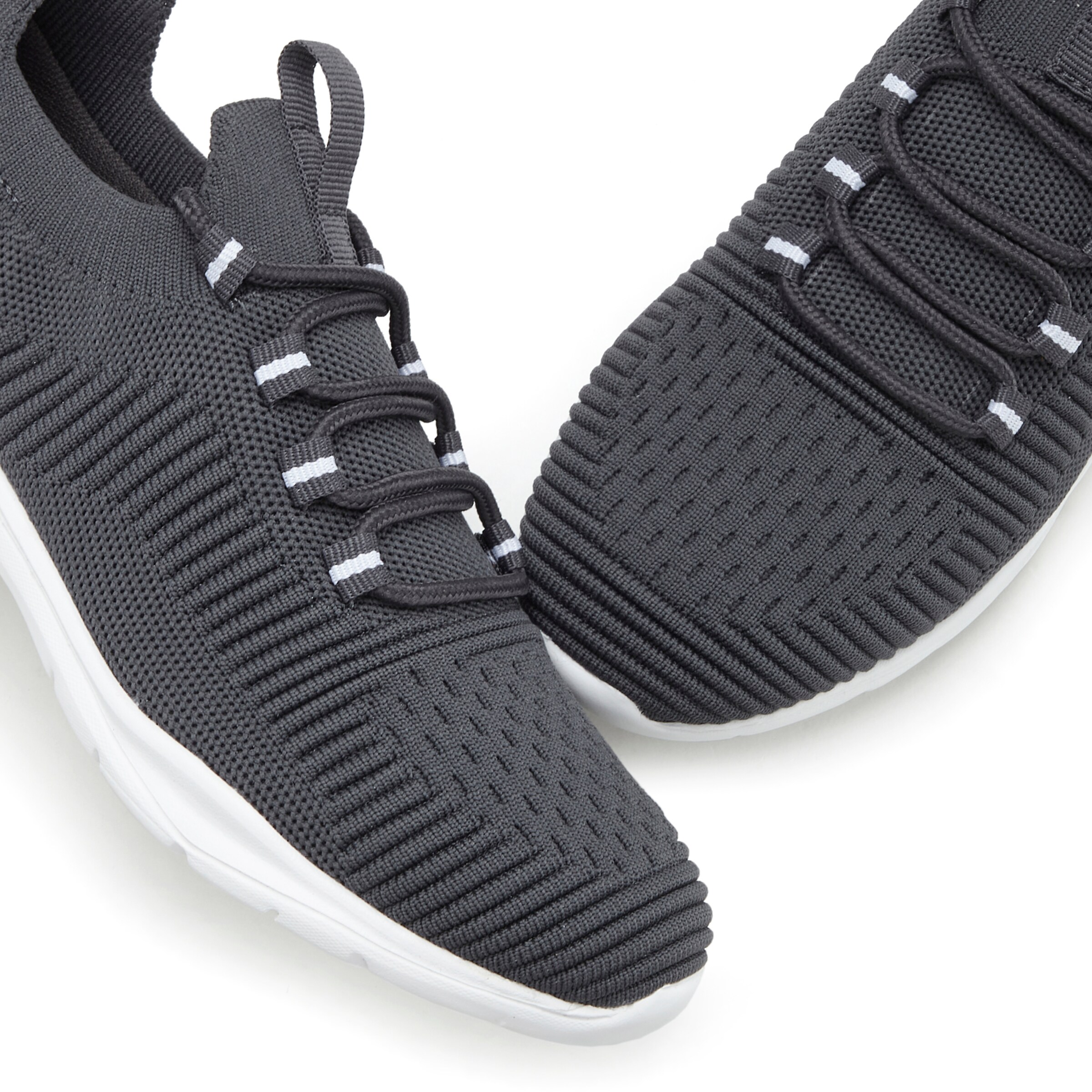 LASCANA Низкие кроссовки в Серый