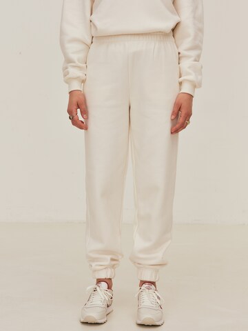 Loosefit Pantalon 'Yasmin' ABOUT YOU x Sofia Tsakiridou en blanc : devant