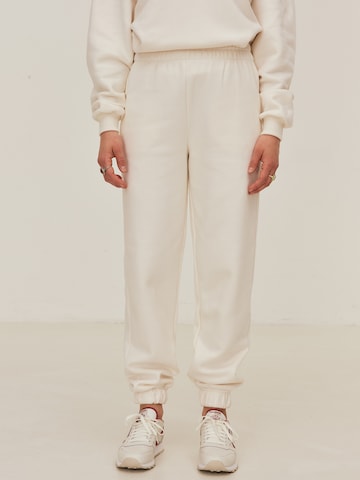 ABOUT YOU x Sofia Tsakiridou Pants 'Yasmin' in White: front