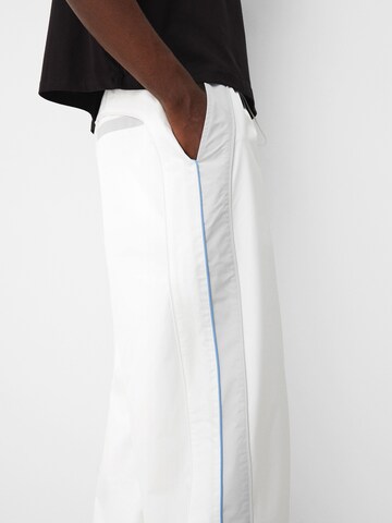 Bershka Loosefit Kalhoty – bílá