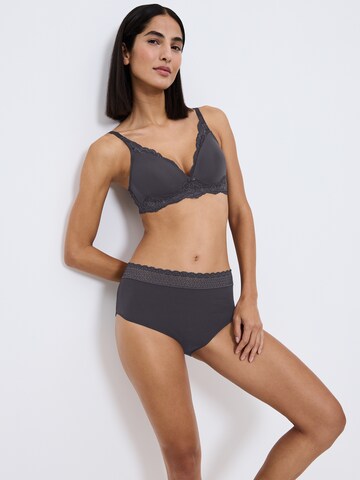 TRIUMPH Slip 'Red Label Feel of Modal' in Grau