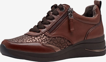 Baskets basses Tamaris en marron : devant