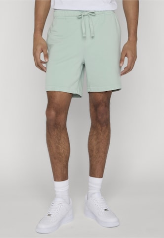 Urban Classics Loose fit Trousers in Green: front