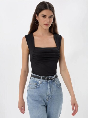 Hiccup Top in Schwarz: Vorderseite