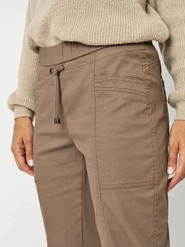 TONI Tapered Hose in Braun