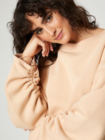 Sweat-shirt 'Emmy' florence by mills exclusive for ABOUT YOU en beige
