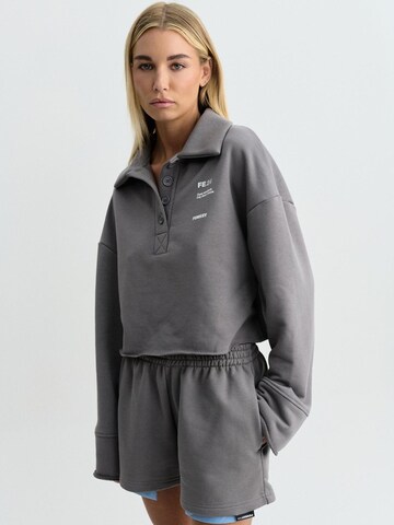 Sweat-shirt 'COLLAR SWEATSHIRT GREY' FEMSSY en gris : devant