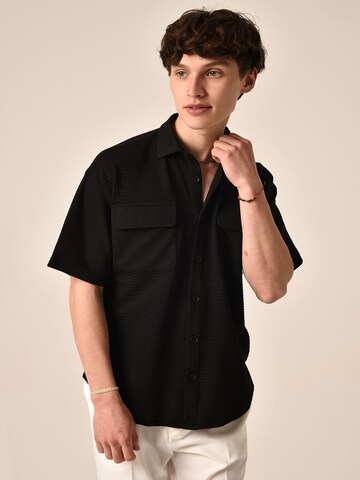 Antioch Comfort Fit Hemd in Schwarz: Vorderseite