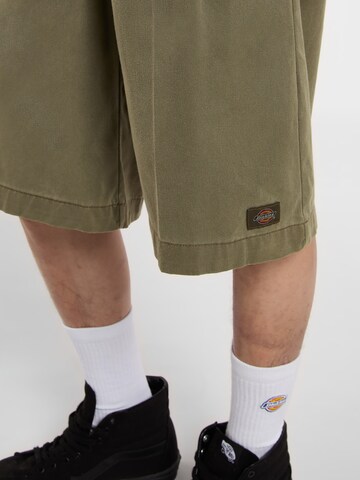 DICKIES Ohlapna forma Hlače na rob 'Unionville' | zelena barva