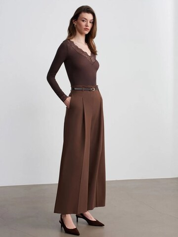 Dilvin Wide leg Trousers in Brown