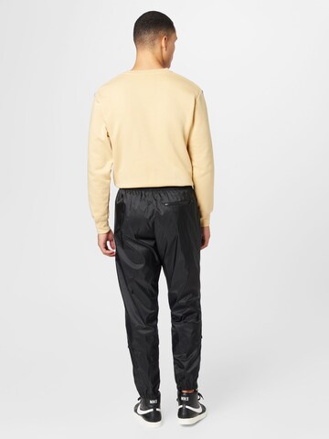 Nike Sportswear Tapered Broek in Zwart