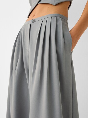 Bershka Wide leg Pleat-front trousers in Grey