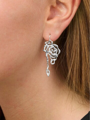 Orecchini 'Rose With Leaf' di Jane Kønig in argento: frontale
