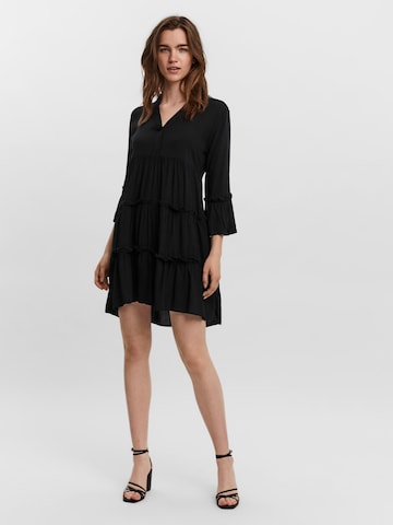 Vero Moda Petite - Vestidos camiseiros 'Easy' em preto